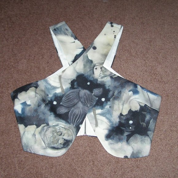 NWT L'Atiste by Amy Criss Cross Crop top M 6-8 - Picture 12 of 16